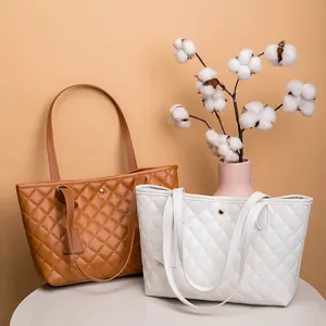 Grands sacs cabas matelassés en similicuir marron et blanc avec broderie en losange