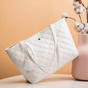Sac fourre-tout matelassé blanc élégant avec doubles bandoulières et étiquette en cuir