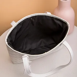 Sac fourre-tout blanc matelassé avec surpiqûres losanges et fermoir aimanté