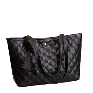 Grand sac cabas noir matelassé avec broderie et fermeture magnétique pour femme