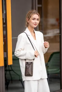 Damen-Handytasche in Braun mit Karomuster und verstellbarem Riemen am Model
