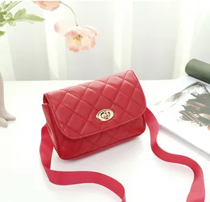 Détail du sac bandoulière matelassé rouge avec fermoir doré et large sangle en tissu