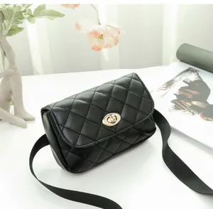 Détail du sac bandoulière noir matelassé avec fermoir rotatif doré et texture raffinée