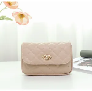 Vue détaillée du sac ceinture beige matelassé avec un fermoir rotatif en métal doré