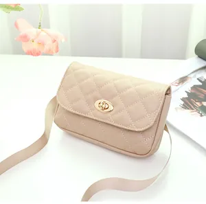 Détail du sac beige en cuir PU matelassé avec fermoir rotatif doré et bandoulière