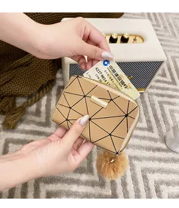 Primo piano del portafoglio trapuntato kaki con pompon e carte inserite negli scomparti