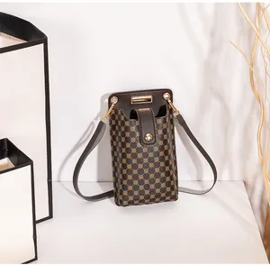 Vertikale braune Handytasche aus Kunstleder mit Retro-Kreismuster und Goldschloss
