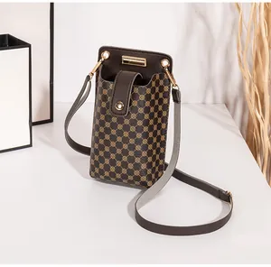Detailansicht braune Mini-Handytasche mit goldenem Muster und Metallleiste-Dekor