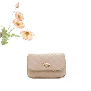 Sac à bandoulière matelassé rose clair avec fermoir doré et motif de losanges