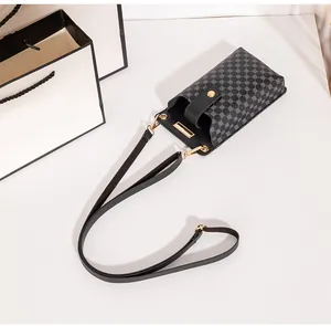 Detailansicht der vertikalen Mini-Handytasche mit geometrischem Muster und goldener Schnalle