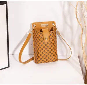 Details der senfgelben Handytasche mit strukturiertem Retro-Kreismuster-Design