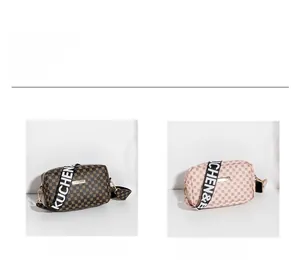 Détail de sacs à bandoulière carrés marron et rose avec large sangle tissée à logo