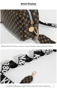Détail de la ferrure dorée polie et du motif vintage sur un sac bandoulière marron