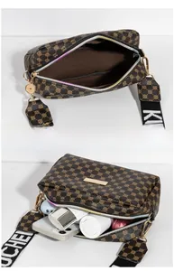 Vue détaillée de l'intérieur spacieux du sac bandoulière en cuir PU avec un téléphone portable
