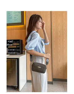 Mannequin portant un sac rétro à motifs géométriques avec une large bandoulière imprimée
