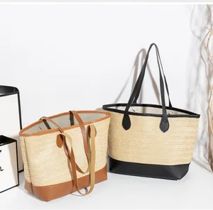 Détail de sacs cabas en paille tissée avec garnitures en cuir marron et noir