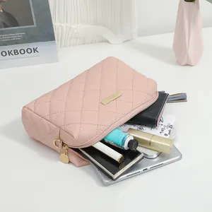 Kleine gesteppte Umhängetasche in Rosa mit Rautenmuster und goldenen Details auf Stoff