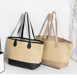 Détail des sacs cabas en paille tressée noir et kaki avec poignées contrastées