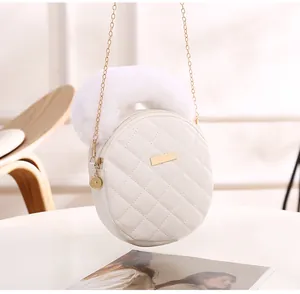 Détail du sac à bandoulière rond blanc matelassé avec poignée en fausse fourrure et métal doré