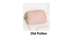 Détail du sac bandoulière rose vintage avec plaque dorée et fine bandoulière chaîne