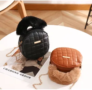 Détails de sacs à main ronds matelassés avec poignées en peluche et accents dorés
