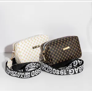 Détails de sacs photo blancs et marrons avec motifs cercles et large bandoulière