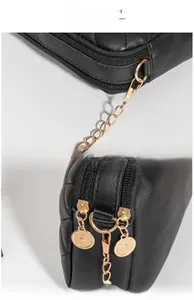 Détail du cuir matelassé noir et des doubles fermetures éclair dorées polies