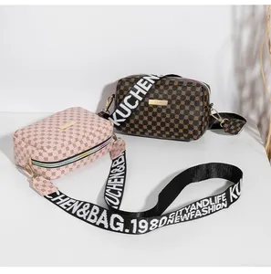Détail du sac bandoulière avec imprimés cercles et large sangle en rose et marron