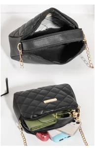 Détails du rangement interne du sac matelassé avec compartiments à double fermeture