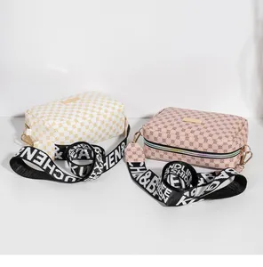 Détail de petits sacs bandoulière avec imprimé cercles et larges bandoulières en toile mode