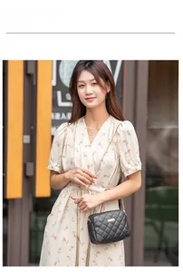 Sac bandoulière matelassé noir avec plaque dorée et bandoulière chaîne chic pour femme