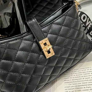 Borsa a tracolla trapuntata nera con chiusura dorata e tracolla tessuta LOVE