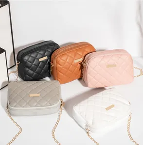 Vue détaillée de mini sacs bandoulière matelassés en cinq couleurs à double zip