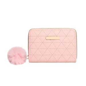 Damen-Geldbeutel in Rosa mit Rautenmuster, Goldverzierung und weichem Plüsch-Anhänger