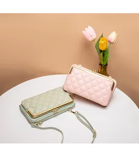Dettaglio di borse a tracolla trapuntate rosa e verdi con chiusura a scatto vintage