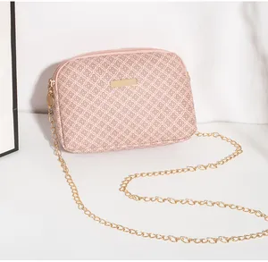 Détail du sac à chaîne matelassé rose clair avec plaque dorée et motif FASHION