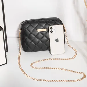 Sac bandoulière noir matelassé avec chaîne dorée et smartphone pour la taille