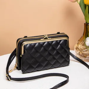 Elegante borsa a tracolla trapuntata nera con chiusura a bacio dorata e tracolla regolabile