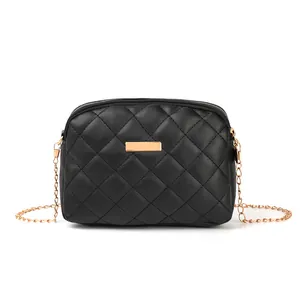 Sac bandoulière matelassé noir classique avec chaîne dorée et plaque métallique