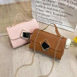 Elegantes bolsos cuadrados de piel sintética acolchada con cadena en rosa y marrón
