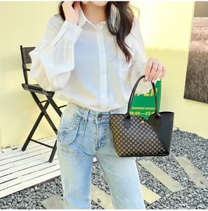 Mini borsa tote con motivo a cerchi geometrici indossata da una modella donna
