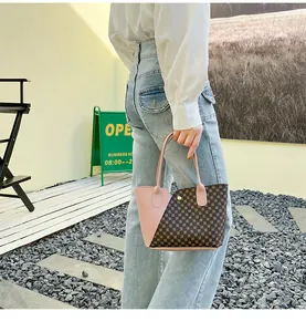 Dettaglio mini borsa tote color-block in pelle rosa e tela a motivi con fibbia d'oro