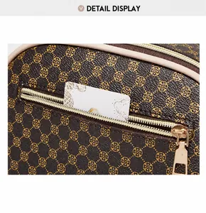 Detail der Handtasche mit Kleeblatt-Muster, Lederstruktur und goldenem Reißverschluss