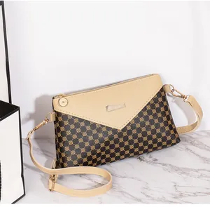 Dettaglio della piccola borsa quadrata chic con motivi circolari e inserti metallici