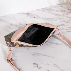Piccola borsa a tracolla da donna con finiture rosa e cerniera in metallo dorato