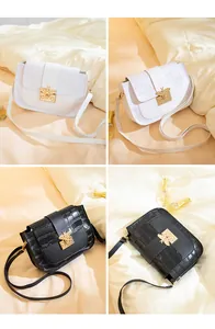 Détail des sacs bandoulière en cuir gaufré crocodile avec fermoir abeille doré en noir et blanc
