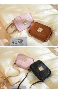 Détail de petits sacs bandoulière avec boucles abeille et texture crocodile