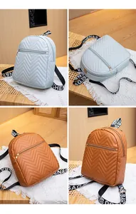 Vue détaillée des mini sacs à dos matelassés bleu et marron avec bretelles imprimées