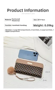 Detalle de billetera larga para mujer con patrón circular y colgante de pompón extraíble