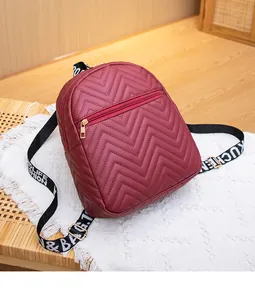 Détail du mini sac à dos bordeaux en cuir PU matelassé avec fermeture éclair dorée